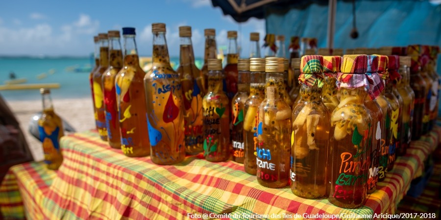 Drink a base di rum al mercato, Guadalupa